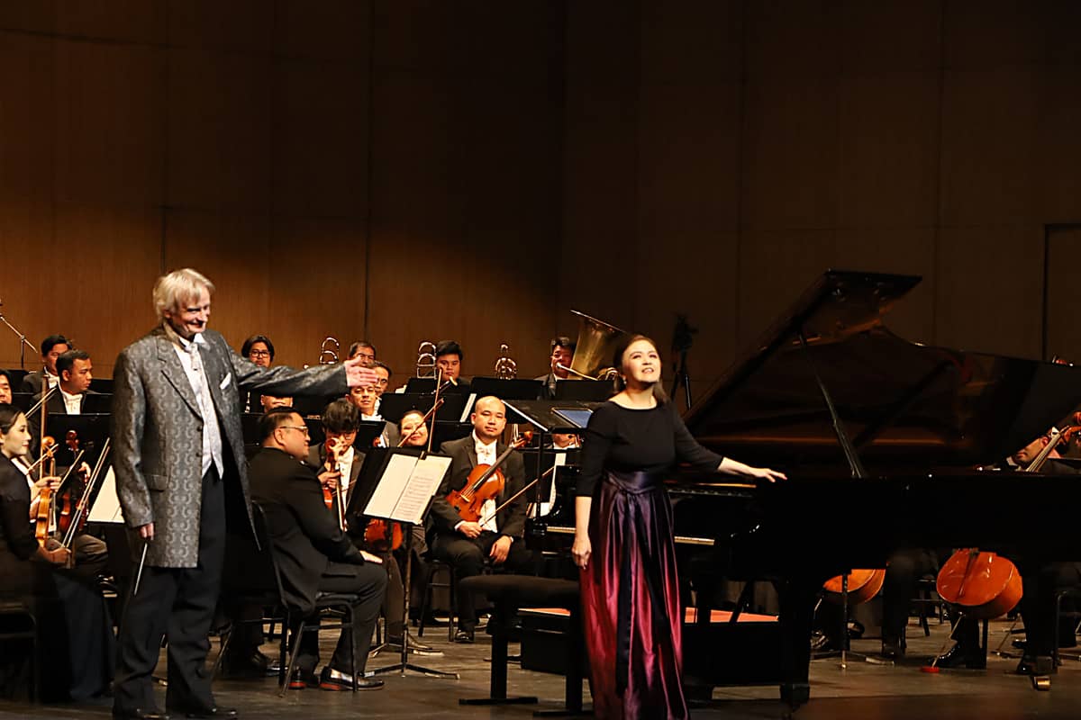 PPO conductor Gregorz Nowak presents Rowena Arrieta.