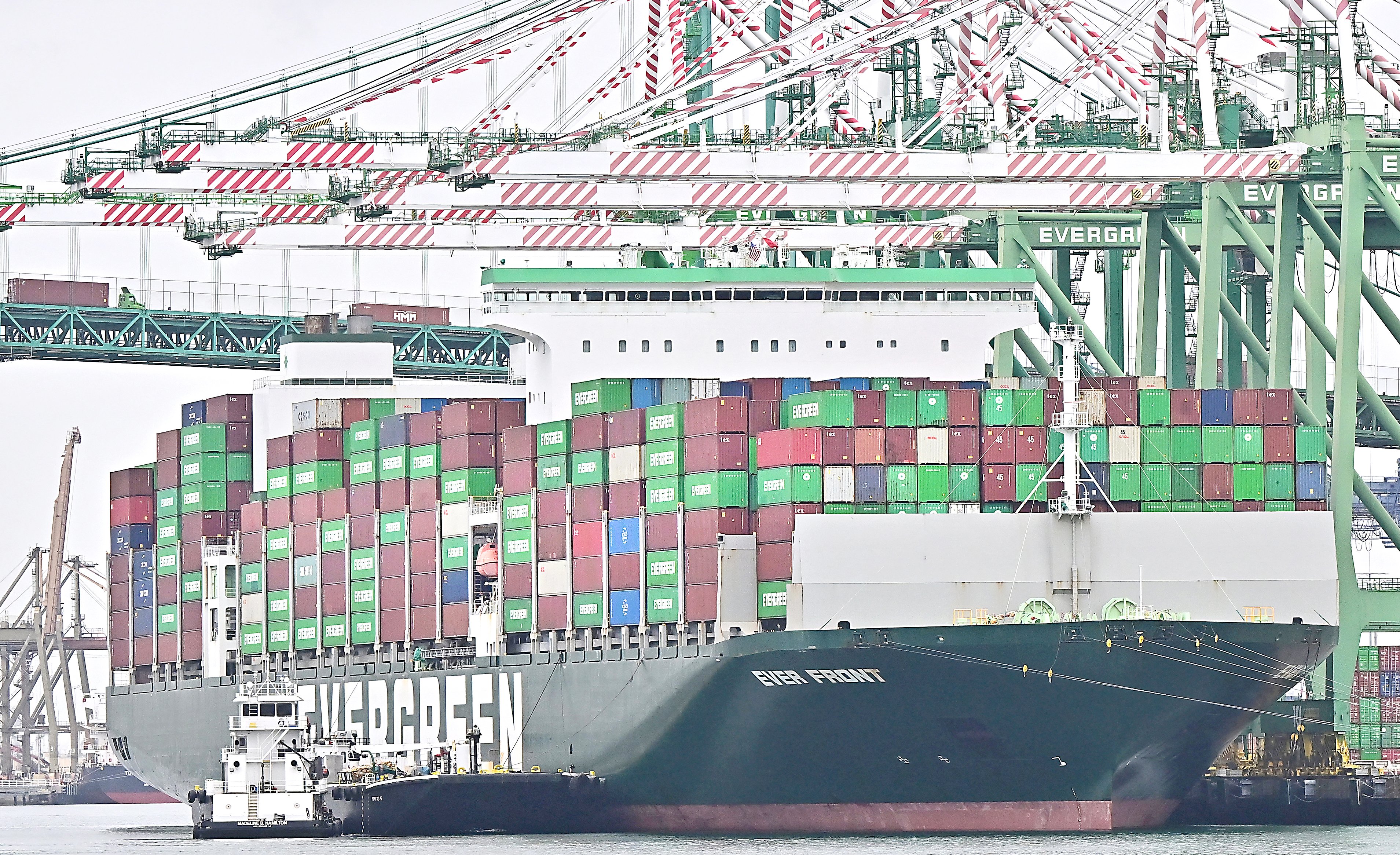 Economists see sub-2% inflation, caution on Trump tariffs