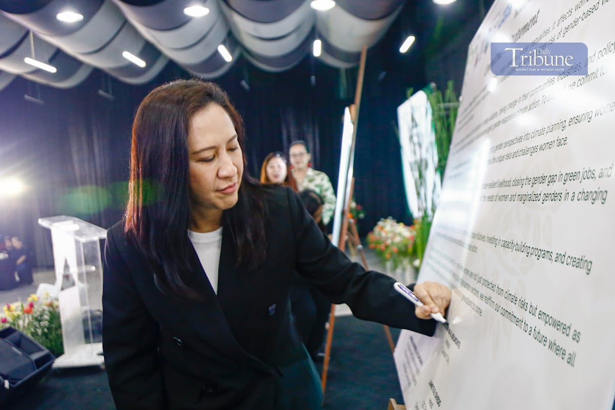 Quezon City Mayor Joy Belmonte leads the commitment signing during the Women in Climate Action Summit at the MICE Hall in Quezon City on 25 March 2025. The summit aims to mainstream gender-responsive climate action by integrating gender perspectives into climate planning.