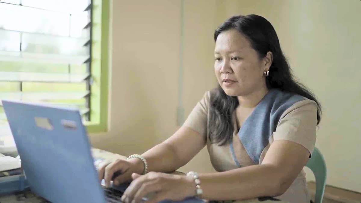 Teacher Neljoy Bohol, the ‘ilaw ng tahanan’ at home and in school, served as a teacher-in-charge of an off-grid public school in a remote barangay in Palawan which OMF energized. With OMF’s help, Bohol can now do her work at school, helping her find balance in her dual role as teacher and mother to her children.