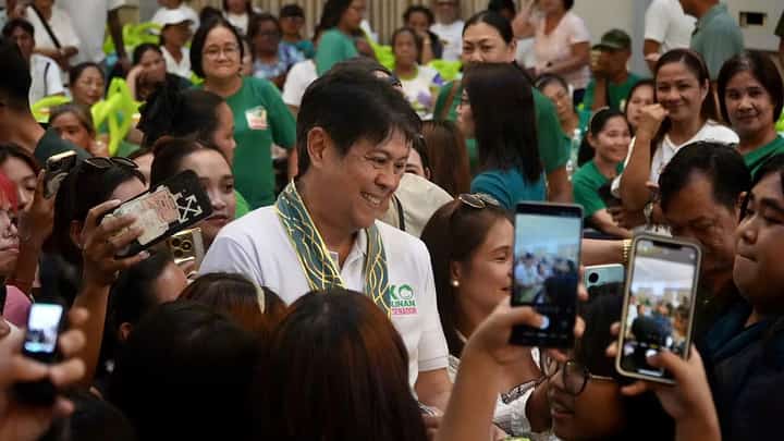 (FILE PHOTO) SENATORIAL candidate Kiko Pangilinan connects with his supporters in Nueva Ecija.