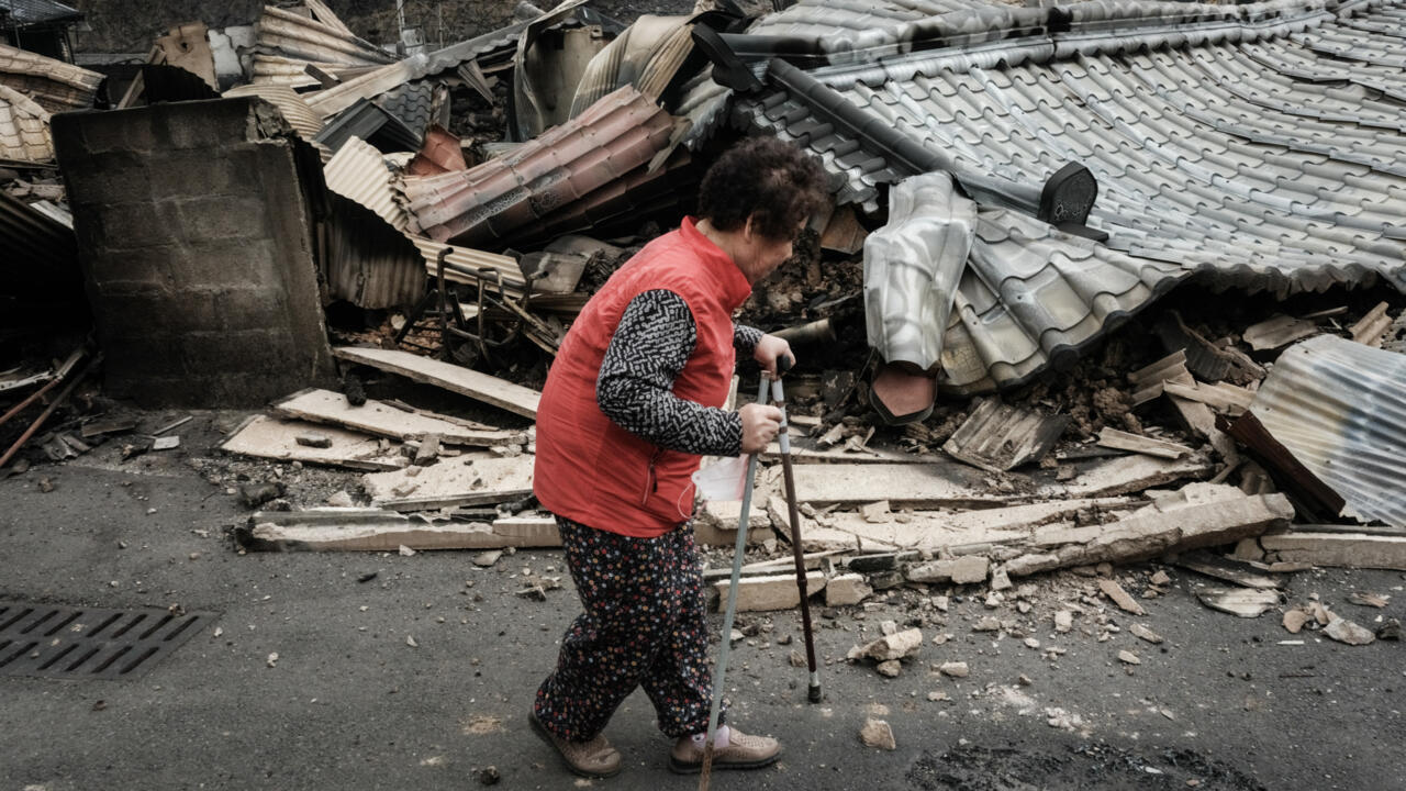 Wildfires expose super-aged society