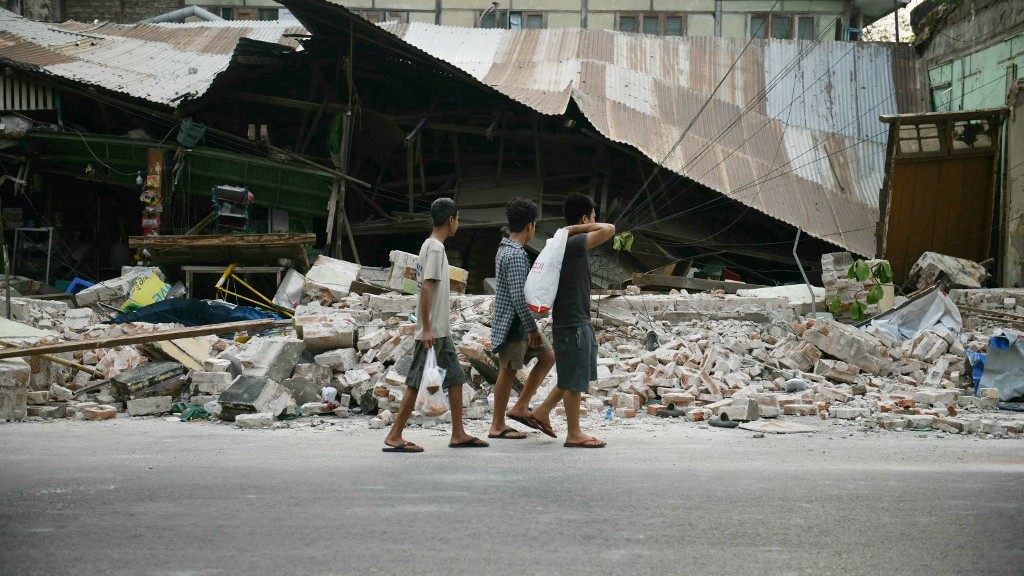 Myanmar quake toll passes 2,700, nation halts to honor victims