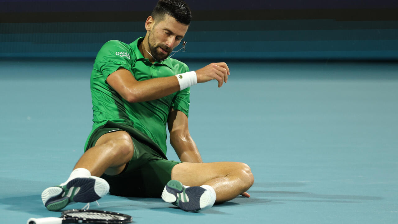 Novak brushes off eye ailment