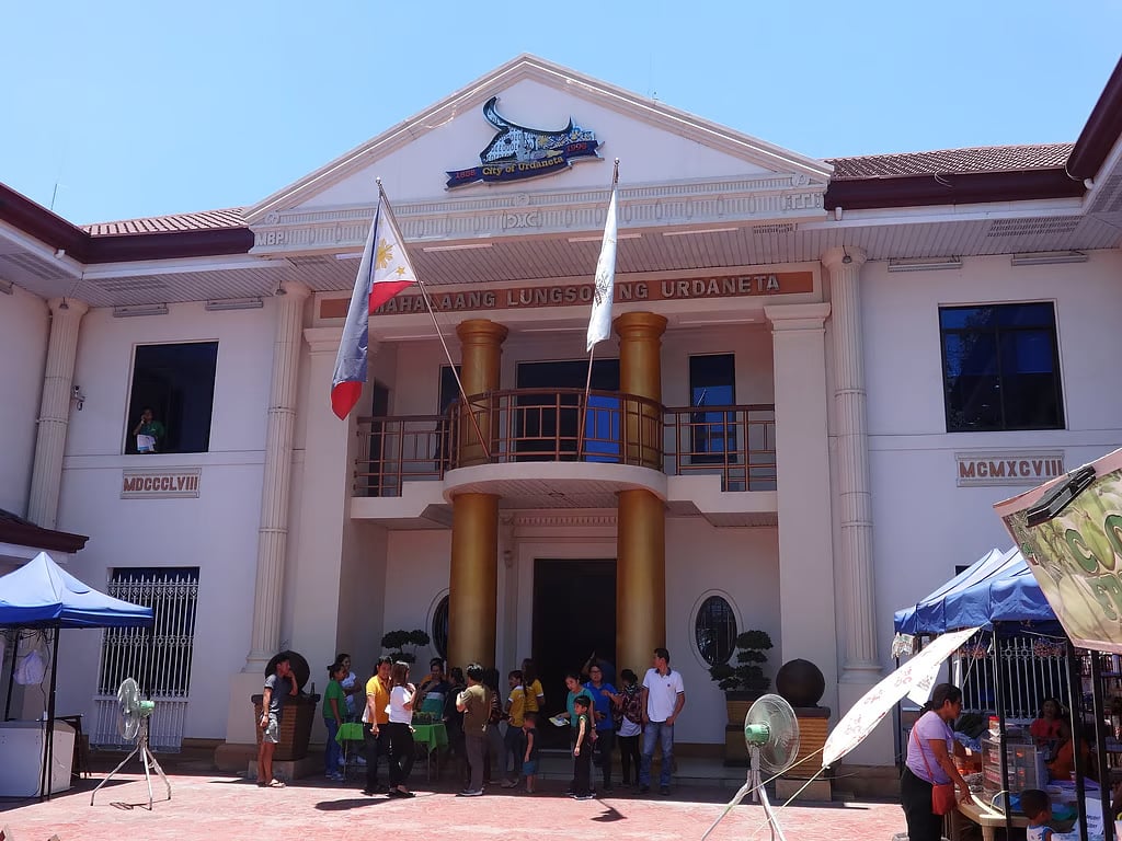 2 councilors assume top Urdaneta posts 