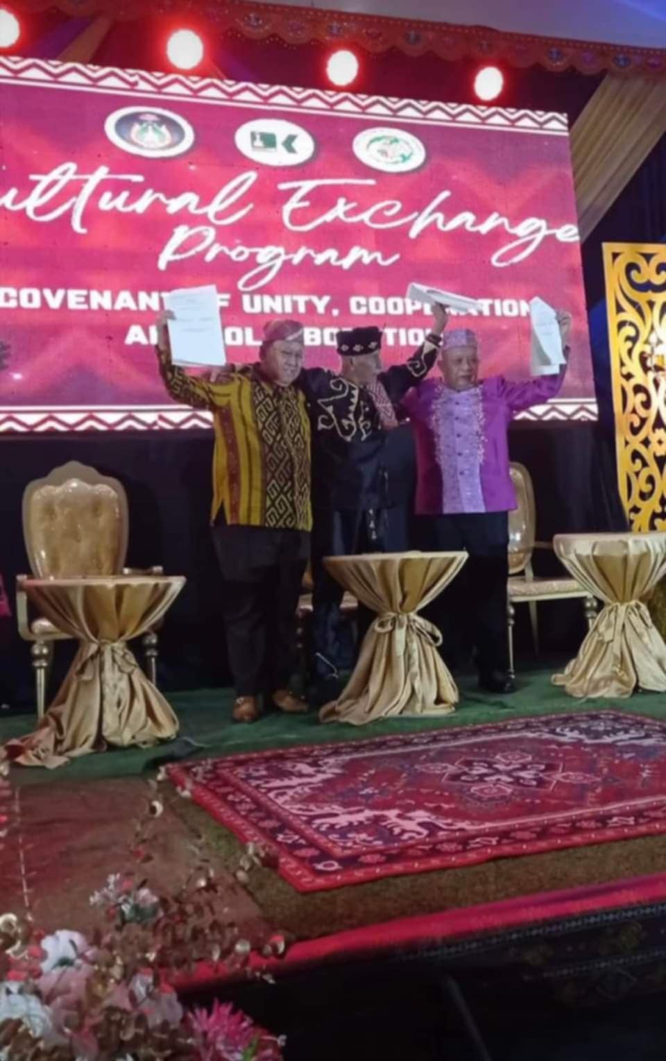 From left to right: HRH Sansaluna Pinagayao of the Rajanate of Buayan, 35th HRH Sultan Phugdalun Kiram II of the Sultanate of Sulu and North Borneo, and HRH Sultan Macapado Benito of the Sultanate of Maguindanao.
