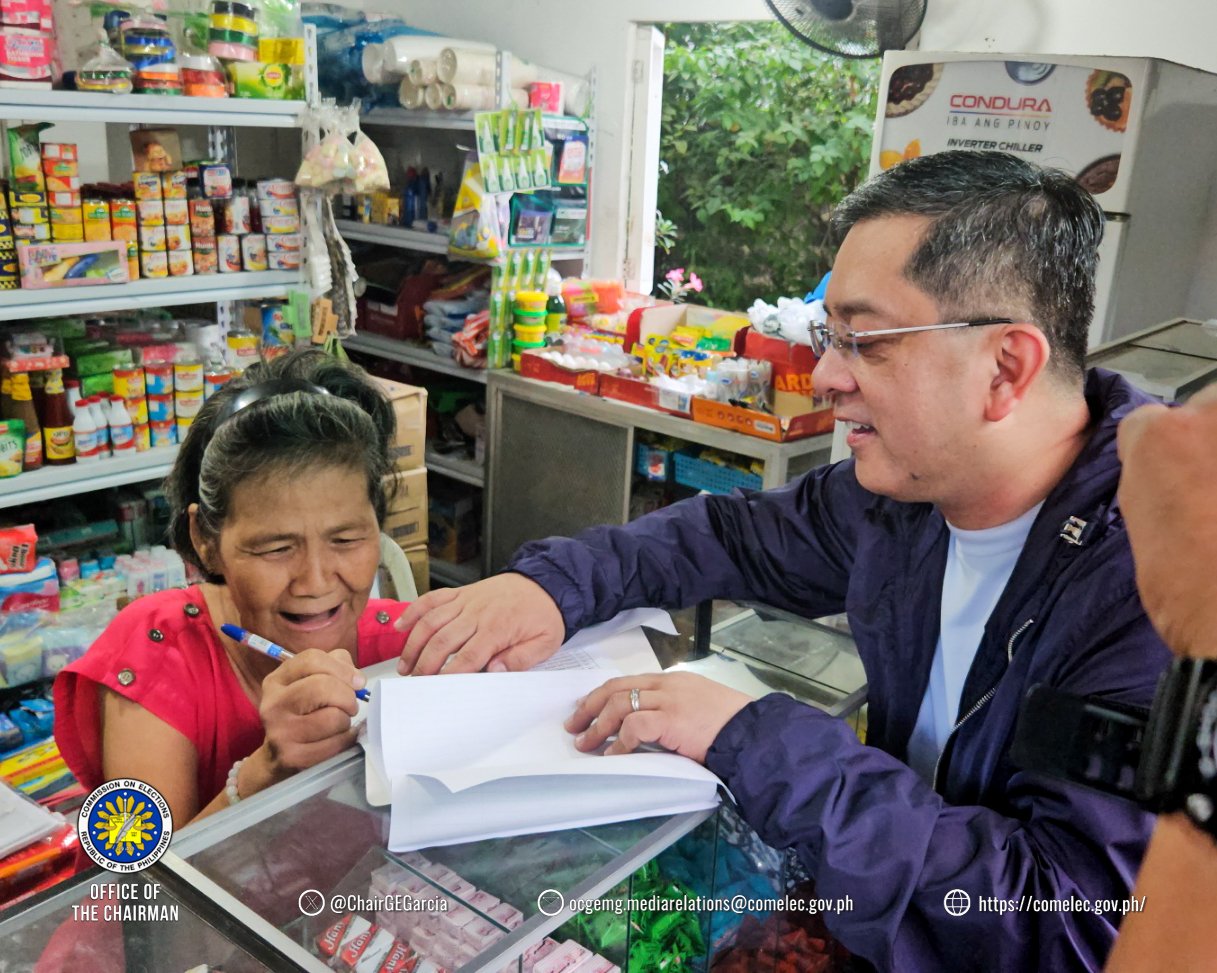 Comelec distributes voter info sheets 