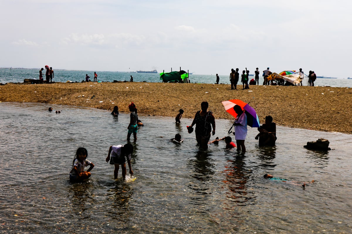 Residents of Baseco, Manila gathered at Baseco Beach to cool down from the high temperatures brought by summer's heat.