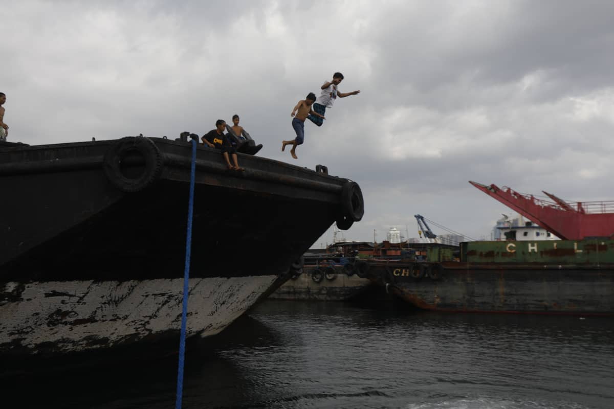 Two residents braved jumping from a high ship to seek thrills as they rejuvenated at Manila Bay.