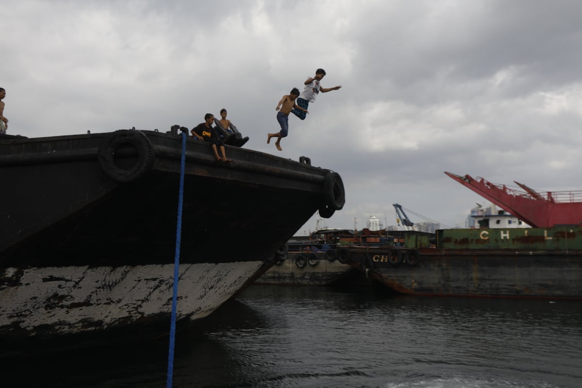 Two residents braved jumping from a high ship to seek thrills as they rejuvenated at Manila Bay.