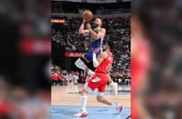 Stephen Curry displays a dazzling performance, firing 52 points to lift the Golden State Warriors to a 134-125 win over the Memphis Grizzlies in the NBA regular season.
