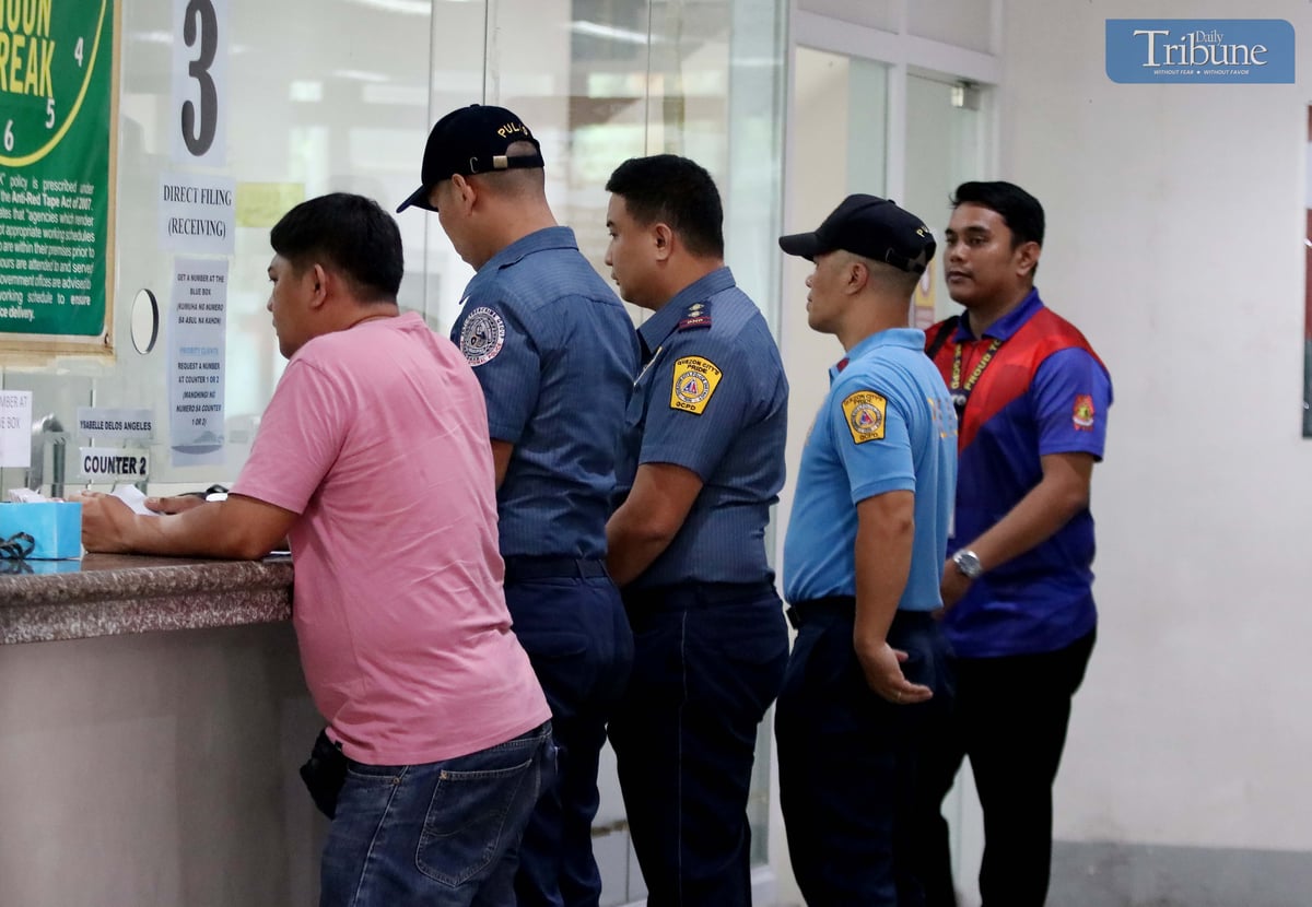 An hour after MMDA’s Gabriel Go publicly apologized, Police Captain Erik Felipe entered the Quezon City Hall of Justice on Thursday, 3 April 2025, to file a data privacy act and cyber libel case against Go. The case follows a viral video from last week showing a ticketing officer parked on the sidewalk.