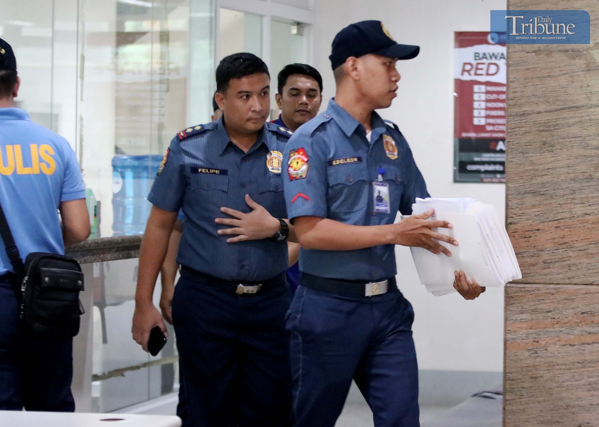 An hour after MMDA’s Gabriel Go publicly apologized, Police Captain Erik Felipe entered the Quezon City Hall of Justice on Thursday, 3 April 2025, to file a data privacy act and cyber libel case against Go. The case follows a viral video from last week showing a ticketing officer parked on the sidewalk.