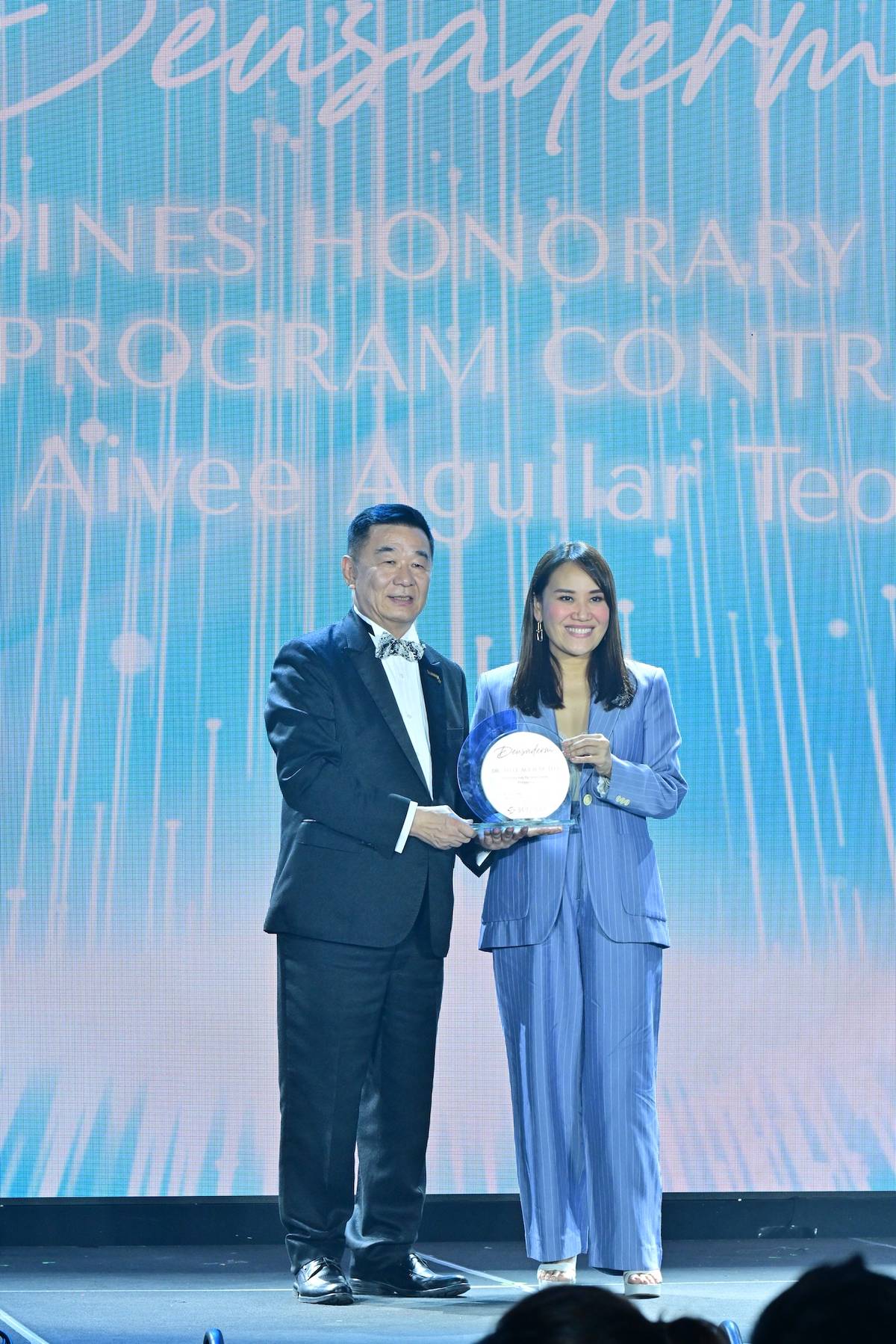 Dr. Aivee-Aguilar Teo for the Aivee Clinic with Sunmax chairman and Magnet Lin.