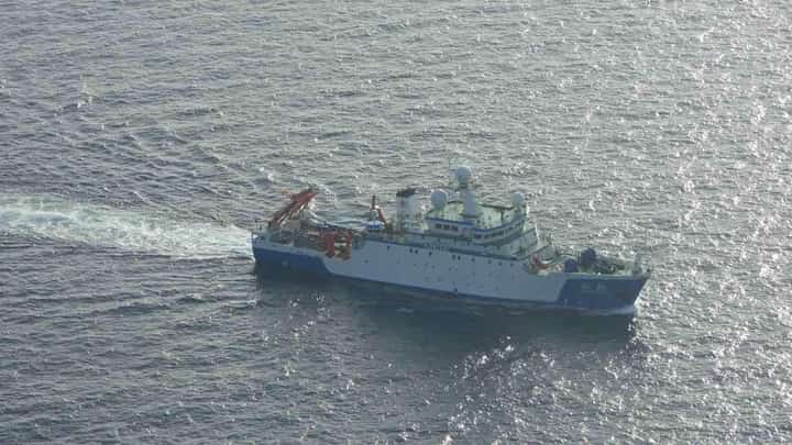PCG shadows, challenges Chinese research ship