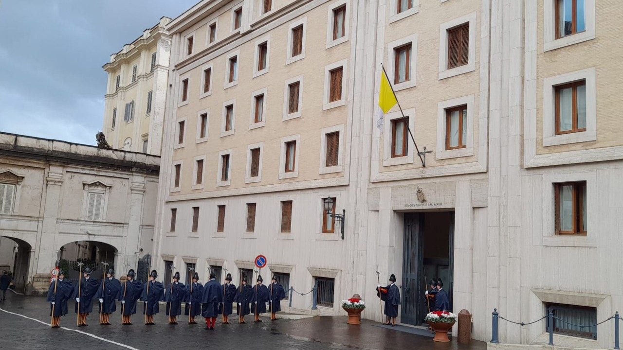 Pope Francis continues to improve at Casa Santa Marta