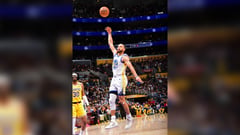 Curry erupts for 37, outguns James, Lakers