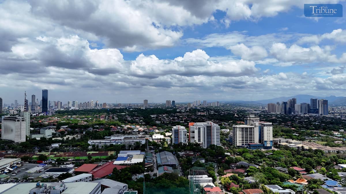 Fair weather and cloudy skies were observed in Metro Manila, seen from Pasig City on Friday, 4 April 2025. Areas with temperatures between 33°C and 41°C fall under the “extreme caution” category. PAGASA said heat cramps and heat exhaustion are likely risks under this heat index level. The weather bureau advises the public to limit outdoor activity, stay hydrated, and wear light clothing to avoid heat-related illnesses. In Metro Manila, a heat index as high as 38°C is expected in NAIA, Pasay City, while Science Garden, Quezon City, could reach 40°C.