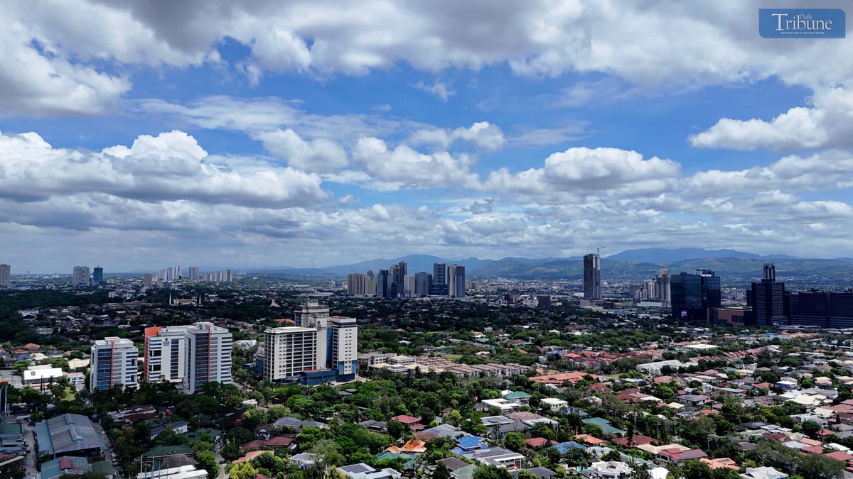 Fair weather and cloudy skies were observed in Metro Manila, seen from Pasig City on Friday, 4 April 2025. Areas with temperatures between 33°C and 41°C fall under the “extreme caution” category. PAGASA said heat cramps and heat exhaustion are likely risks under this heat index level. The weather bureau advises the public to limit outdoor activity, stay hydrated, and wear light clothing to avoid heat-related illnesses. In Metro Manila, a heat index as high as 38°C is expected in NAIA, Pasay City, while Science Garden, Quezon City, could reach 40°C.