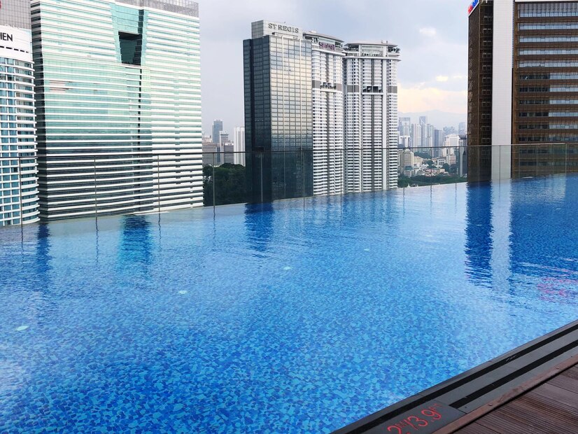Can rooftop pools help mitigate tremors? 