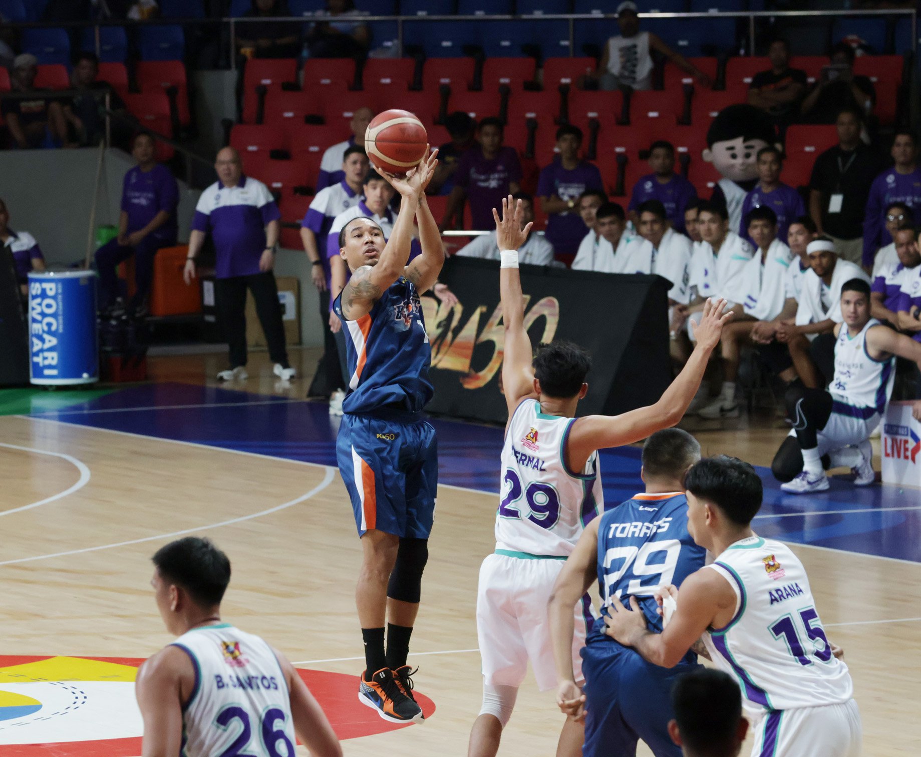 Newsome nails game-winner, saves Meralco in title defense opener 