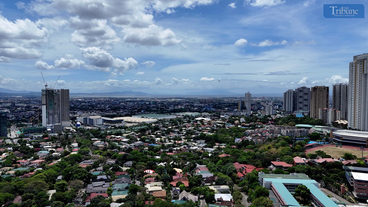Fair weather and cloudy skies were observed in Metro Manila, seen from Pasig City on Friday, 4 April 2025. Areas with temperatures between 33°C and 41°C fall under the “extreme caution” category. PAGASA said heat cramps and heat exhaustion are likely risks under this heat index level. The weather bureau advises the public to limit outdoor activity, stay hydrated, and wear light clothing to avoid heat-related illnesses. In Metro Manila, a heat index as high as 38°C is expected in NAIA, Pasay City, while Science Garden, Quezon City, could reach 40°C.