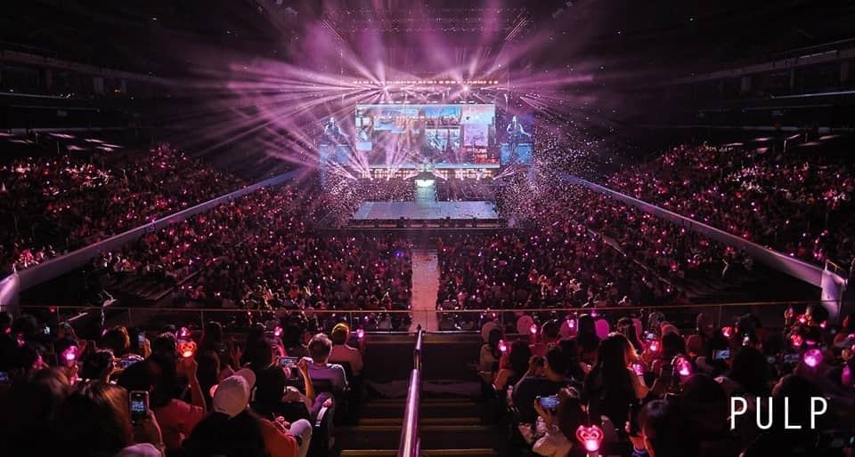 The concert amazes with dynamic memorabilia and a two-hour spectacle.