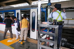 DoTr suspends MRT-3 luggage rule