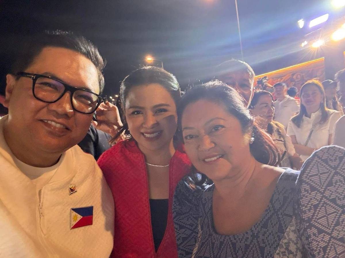 Gintong Sinag producer Peps and Cat Goitia
with First Lady Liza Araneta Marcos.
