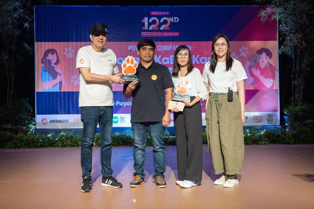 Meralco vice president and head of Corporate Communications Joe R. Zaldarriaga presented the CATropa of the Year award to Eduardo ‘Ciao’ Murcia and Gloria ‘Oya’ Santiago Tan, joined by Meralco Head of Advocacy Communications Management Michelle Caguioa.