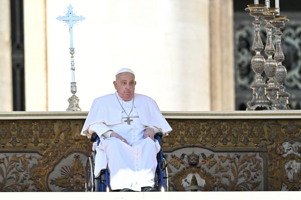 Recovering Pope surprises crowd at Vatican square