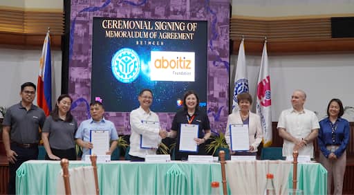 Aboitiz Foundation President Ginggay Hontiveros Malvar and TESDA Director General Jose Francisco “Kiko” Benitez sign a memorandum of agreement to provide advanced training for 500 women in virtual assistance, empowering them with tools for success in the digital world