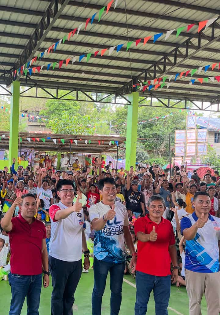 KAUNLAD Pinoy (#133) first nominee ‘Kuya Choi’ (second from left) returns to Candoni to celebrate with the community at Pabonggahan sa Barangay Haba 2025, where he proudly awarded the winning barangay in the lively dance competition. Kuya Choi reaffirms Kaunlad Pinoy’s dedication to the communities they’ve nurtured, promising to continue showing up, listening, and building together.
