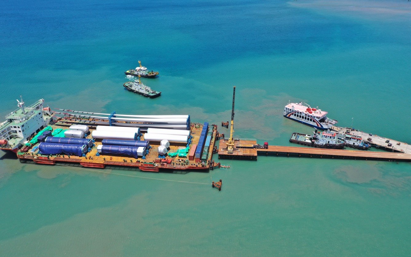 Ocean barge delivers the turbine to the project site on Alabat Island.