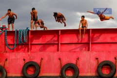 Heat is on: Baseco residents cool off in Tondo