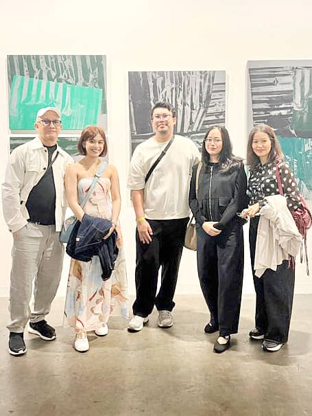 Ayi Magpayo, Chloe Magpayo’, Artists Sid Natividad, Ayka Go and Veronne Magpayo. Works behind are by Luis Antonio Santos ( both he and his Dad, Soler are the featured artists at The Drawing Room at Art Basel.