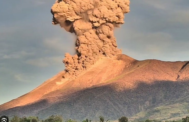 Kanlaon erupts, sends plumes 4,000 meters up