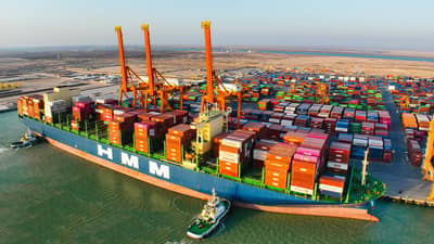 The HMM Daon has a capacity of 16,010 TEUs, a beam of 51 meters, a length overall of 365.16 meters, and a gross tonnage of 152,003. The vessel is part of the Premiere Alliance consortium by HMM, Yang Ming and Ocean Network Express, which facilitates imports from China and the Far East.