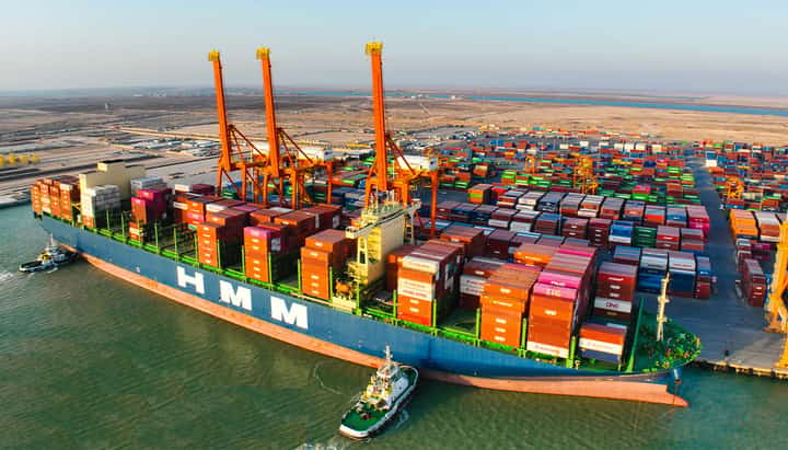 The HMM Daon has a capacity of 16,010 TEUs, a beam of 51 meters, a length overall of 365.16 meters, and a gross tonnage of 152,003. The vessel is part of the Premiere Alliance consortium by HMM, Yang Ming and Ocean Network Express, which facilitates imports from China and the Far East.