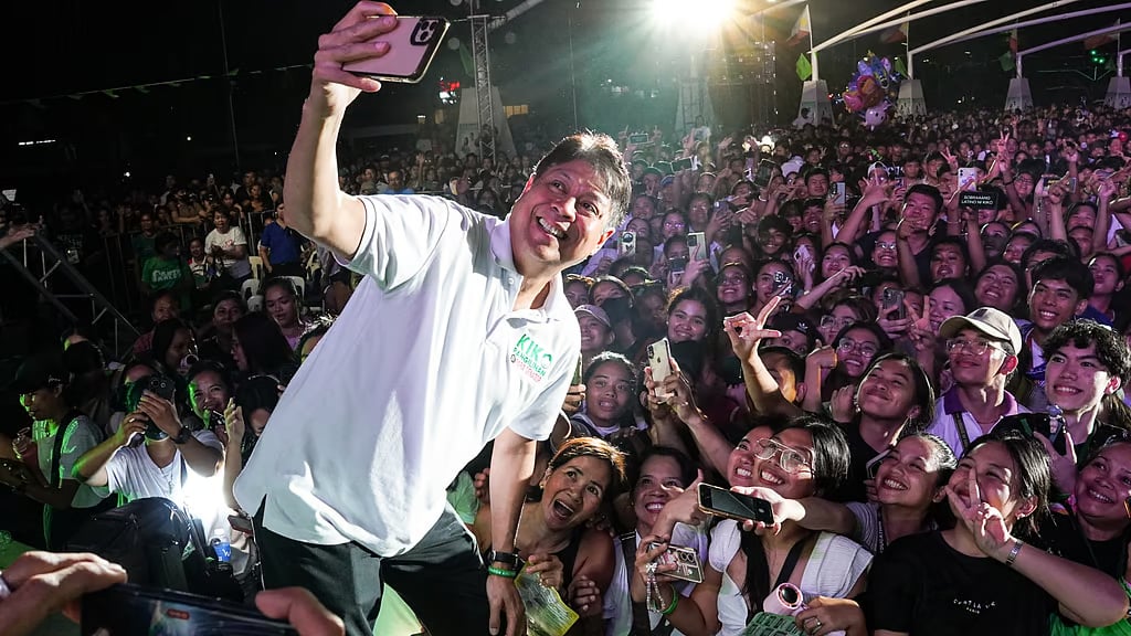 Kiko courts Bulacan voters, 
stakes principles, track record
