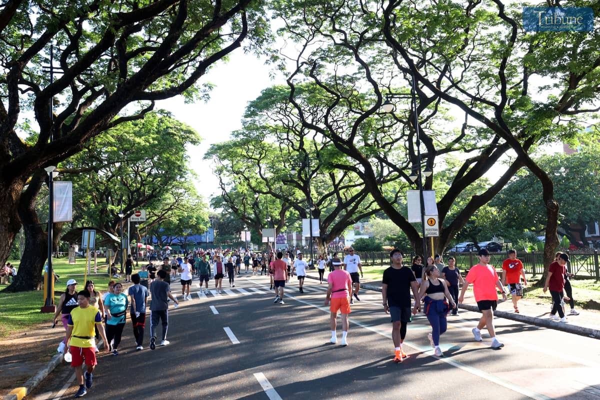 Individuals jog around the academic oval of the University of the Philippines in Diliman, Quezon City, during the Araw ng Kagitingan holiday break, Wednesday, 9 April 2025.