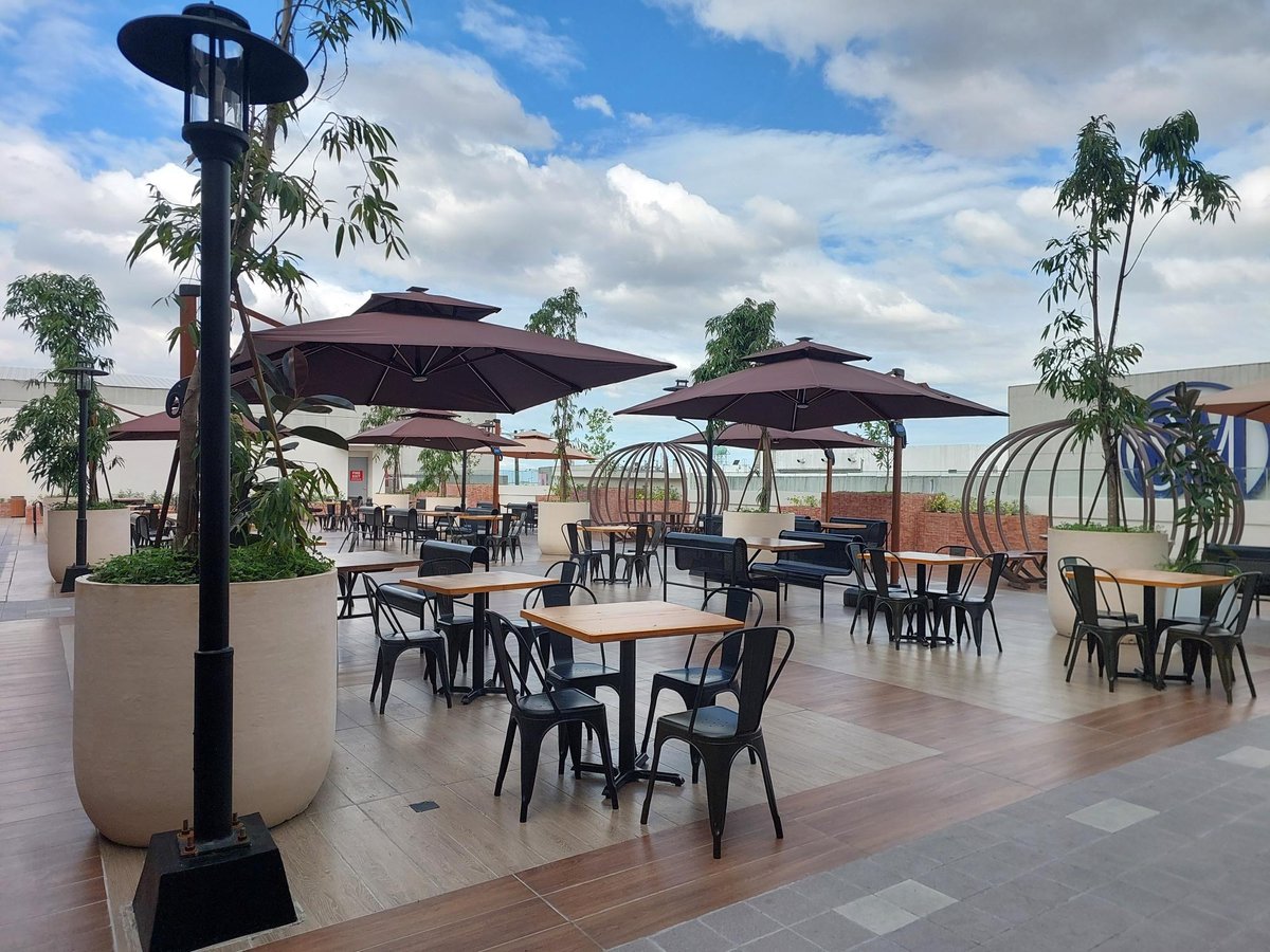 Solar-powered parasols at SM City Bicutan’s Sky Garden provide 4–5 hours of nighttime lighting after just 3 hours of daytime charging.