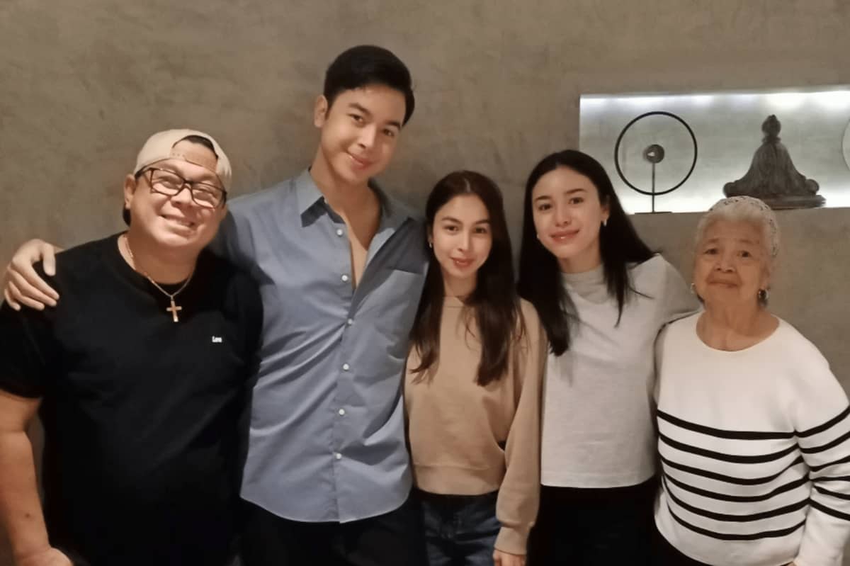 Dennis Padilla with his children Leon, Julia and Clau and mother Catalina Baldivia.