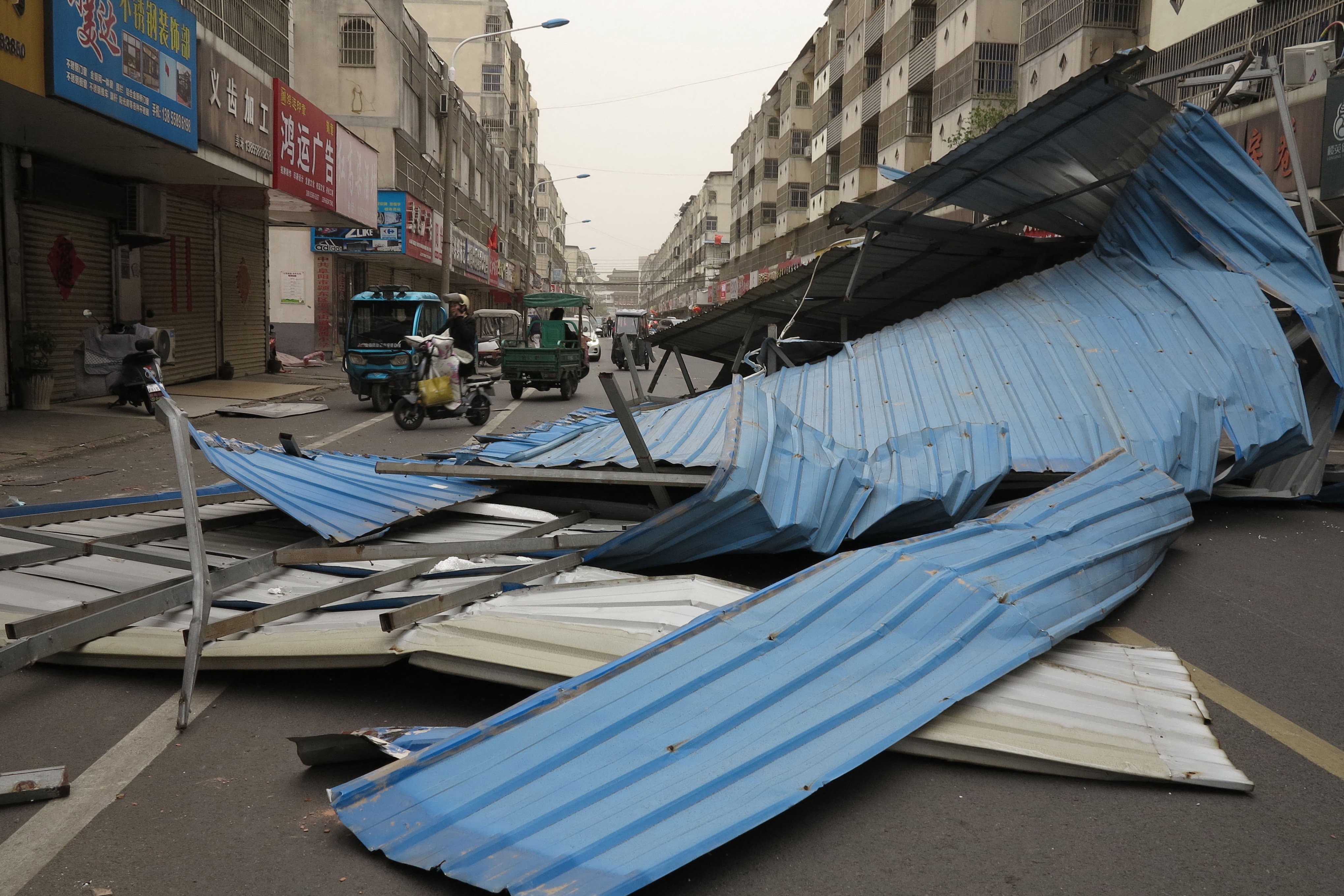 Strong winds cancel flights in China, India storms kill 69