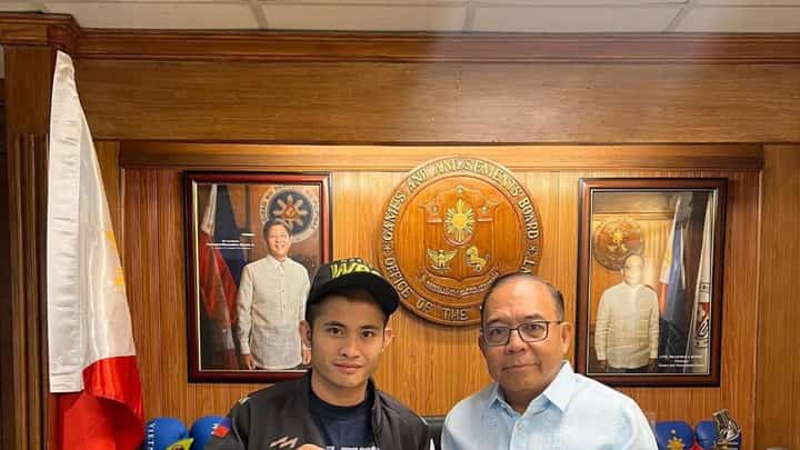 WBC champion Melvin Jerusalem proudly presents his championship belt to GAB chairman Francisco Rivera.