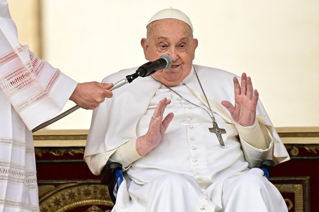 Pope keeps faithful guessing over Easter appearances