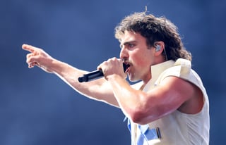 Benson Boone, Brian May perform ‘Bohemian Rhapsody’ at Coachella