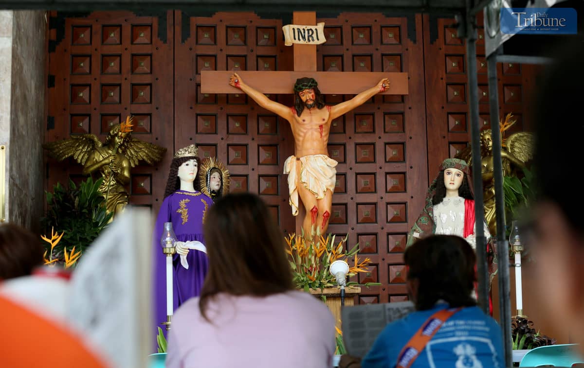 Devotees take part in a “pabasa” at the Diocesan Shrine and Parish of Sto. Niño in Bago Bantay, Quezon City, on Holy Monday, 14 April 2025, as part of Holy Week observances. Pabasa is a Filipino Catholic tradition in which participants chant verses from the Pasyong Mahal, a narrative recounting the life, passion, death, and resurrection of Jesus Christ.