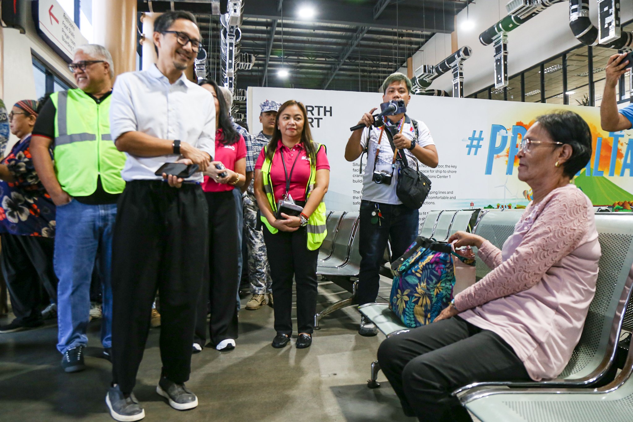 Inspection brigade Transportation Secretary Vince Dizon (second from left), with other department officials, personally visited the NorthPort Passenger Terminal in Manila on Monday, 14 April, taking time to converse with passengers. The visit is part of government’s ongoing efforts to guarantee a safe, seamless and pleasant travel experience for the public this Holy Week.