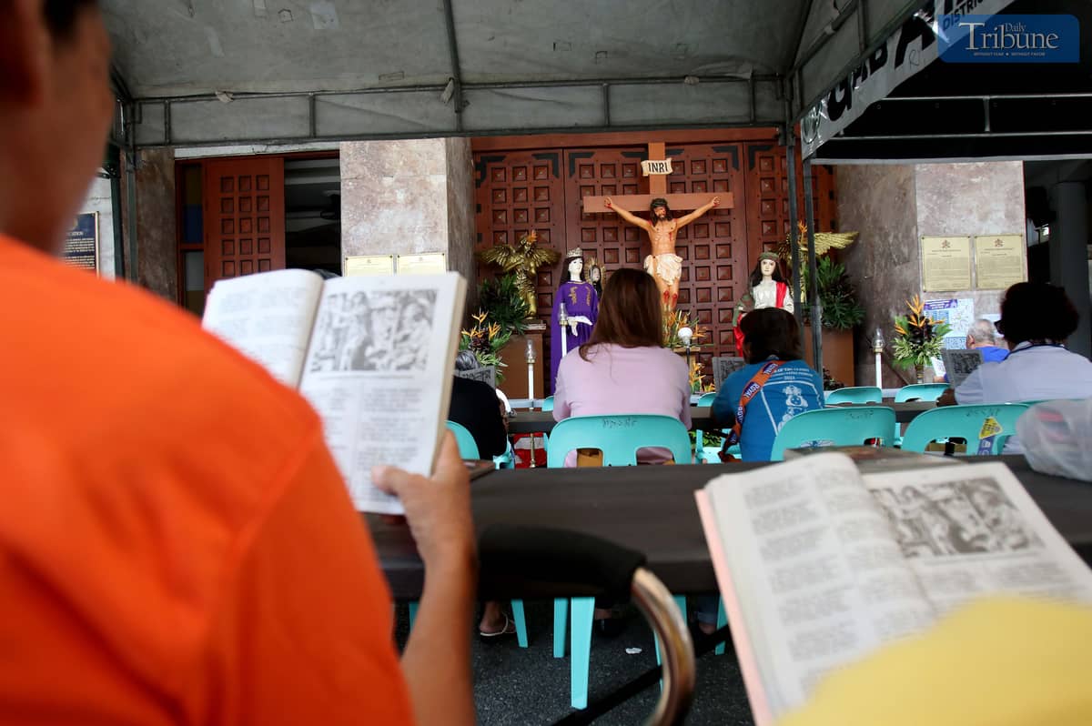 Devotees take part in a “pabasa” at the Diocesan Shrine and Parish of Sto. Niño in Bago Bantay, Quezon City, on Holy Monday, 14 April 2025, as part of Holy Week observances. Pabasa is a Filipino Catholic tradition in which participants chant verses from the Pasyong Mahal, a narrative recounting the life, passion, death, and resurrection of Jesus Christ.